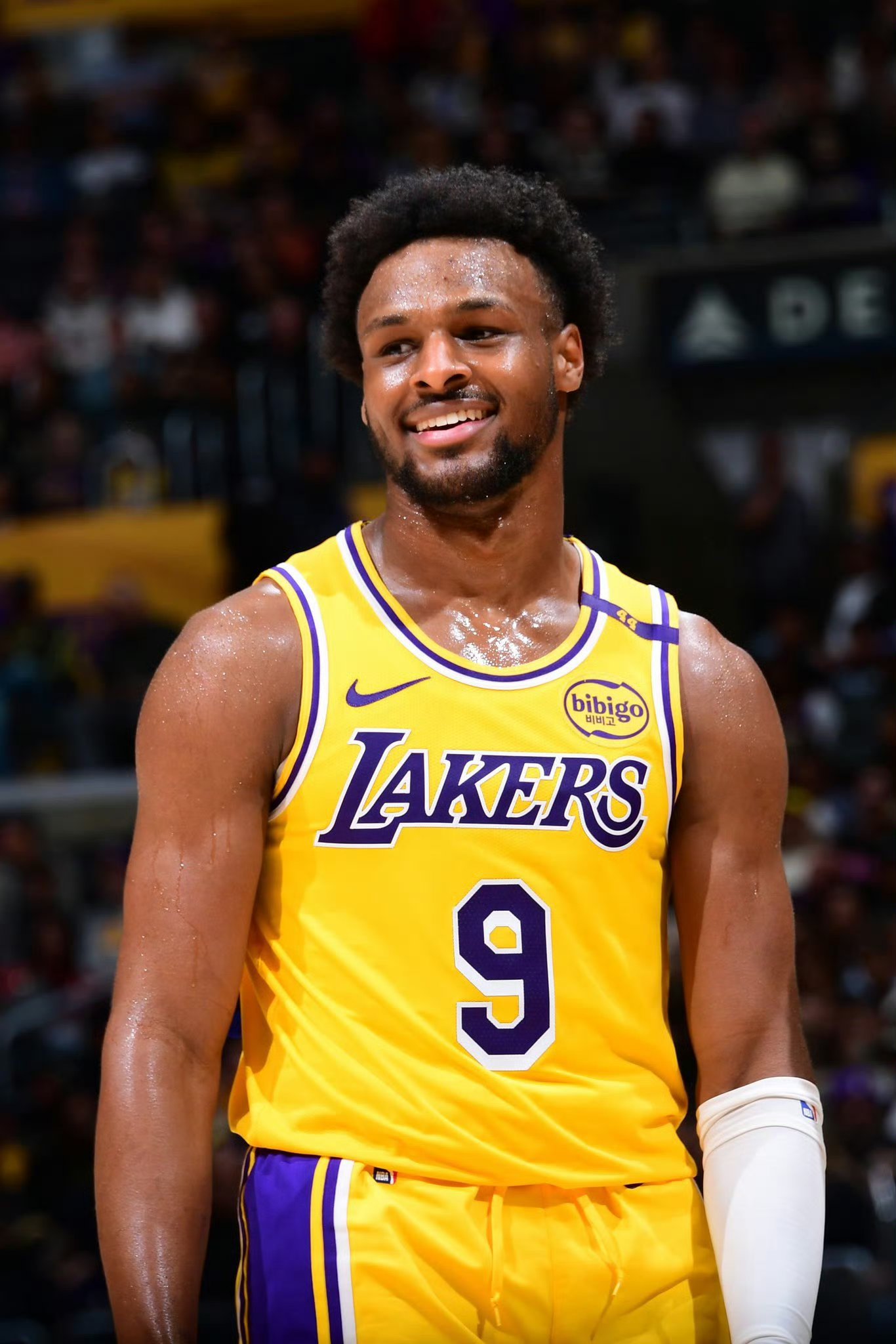 浓眉哥新星刷新纪录表现突出，G2前途光明！比赛高潮迭起(nba浓眉哥个人资料)